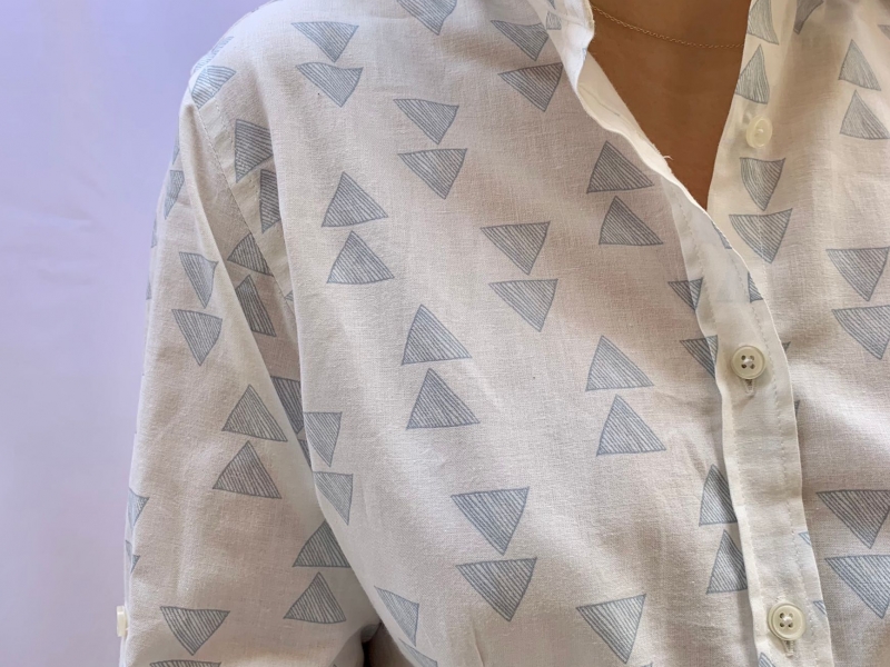 Camisa con triángulos azules  (2)