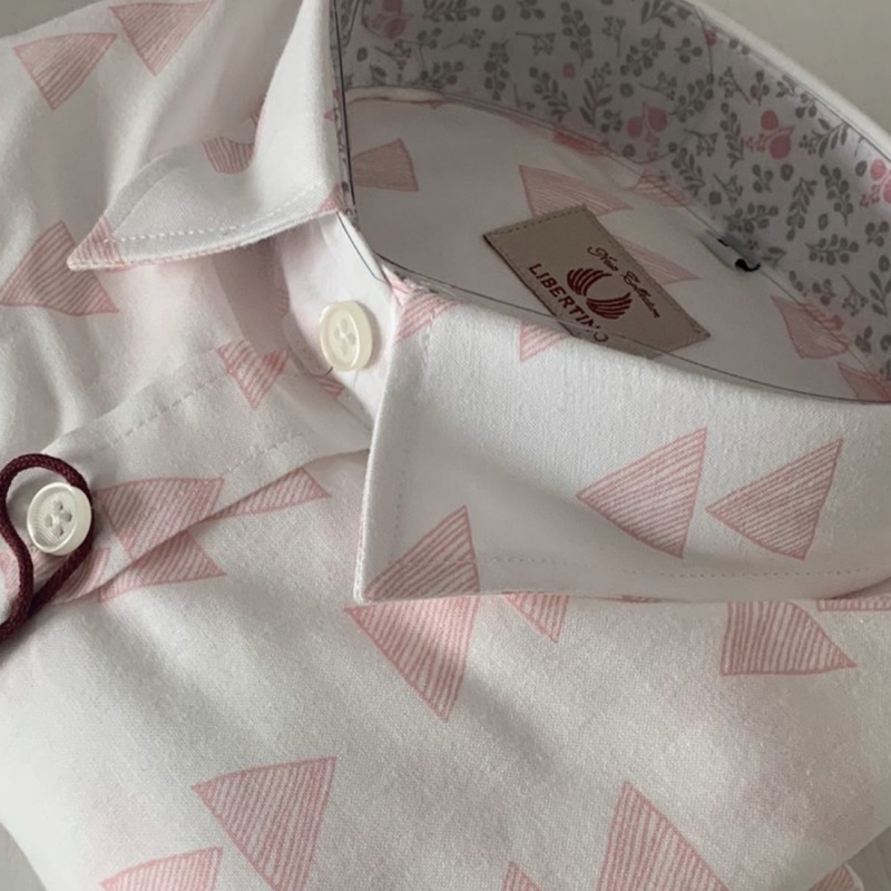 Camisa con triángulos rosas